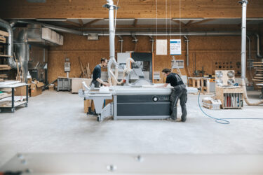 Tischlerei mit Formatkreissäge und Brikettpresse von GROSS im Hintergrund