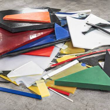 Bunte Kunststoff Platten Reste (KI-generiert)