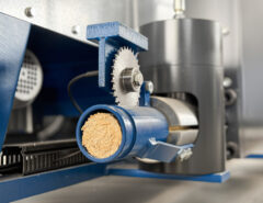 Detailaufnahme des Brikettaustrags einer GROSS Brikettpresse für Restholz